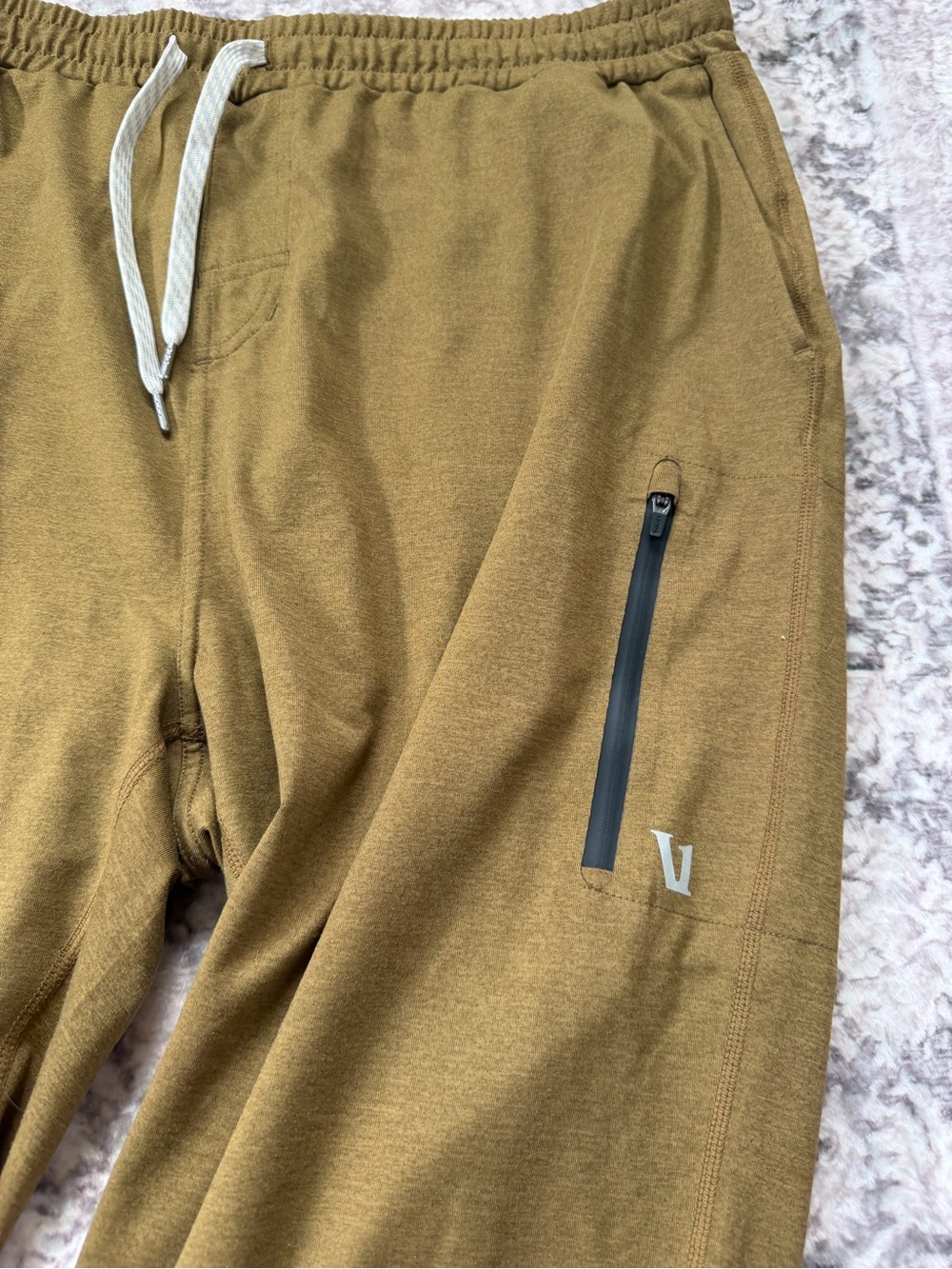 Vuori Sunday Performance Joggers Men’s XXL Zipper Pockets Olive Green/Brown - Picture 2 of 8